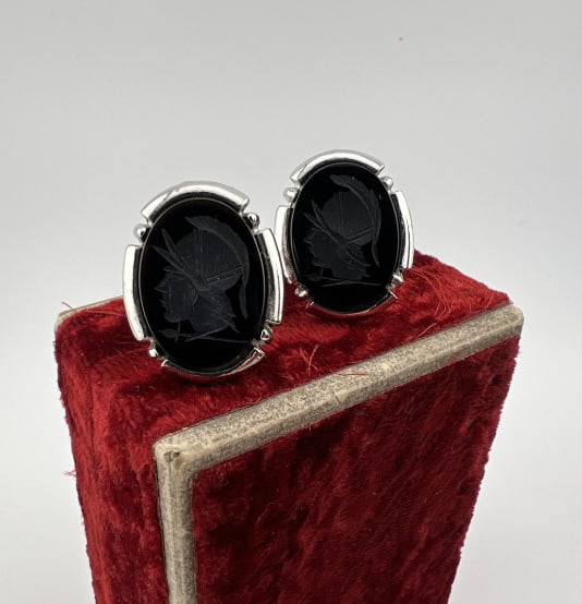 Vintage Rhodium Plated & Onyx Intaglio Cuff Links: Vintage Rhodium Plated & Onyx Intaglio Cuff Links. Each measures 1 inch. Intaglios of Greco Roman soldiers.
