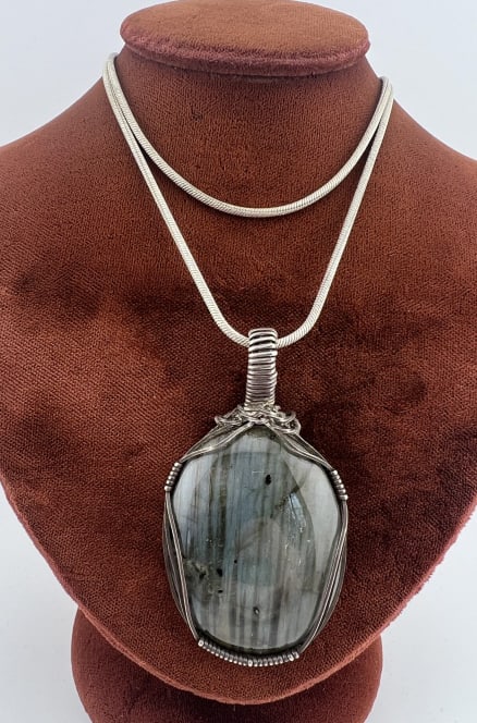 Italian Sterling Necklace Chain w Labradorite: Italian Sterling Silver Necklace Chain w Labradorite Necklace Pendant. Chain clasp is hallmarked. Chain measures 20 inches in length, pendant measures just over 2.25 inches in length.
