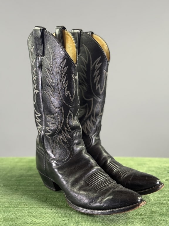 Vintage Justin Black Leather Western Cowboy Boots: Vintage Justin Black Leather Western Cowboy Boots having decorative stitching throughout. Labeled Justin - marked size 10 B. Measuring approximately 11.5 inches heel to toe, 1.5 inch stacked heel, 14