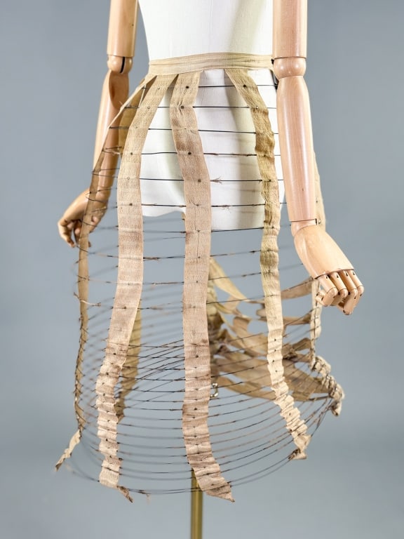 Antique Victorian 1880s Linen & Metal Wire Bustle: Antique Victorian 1880s Linen & Metal Wire Bustle having tie at waist, likely missing metal buckle, linen strips and metal wire throughout. Adjustable waist, measuring approximately 30 inches long. We
