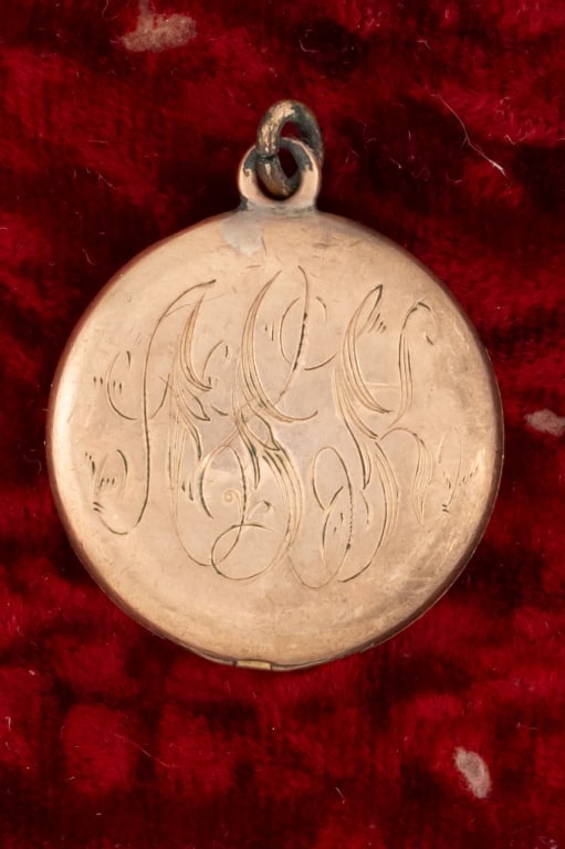 Antique C 1900 Gold Shell Art Nouveau Locket (1 of 5)