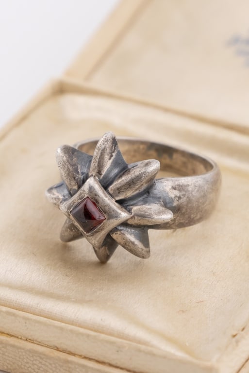 Vintage Sterling Silver Ring Starburst w Garnet (1 of 7)