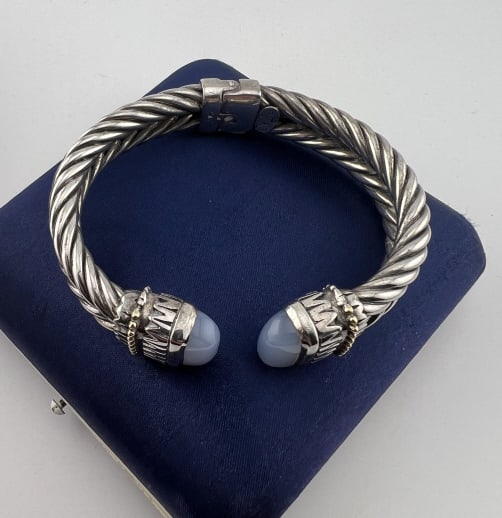 Italian 18kt Gold & Sterling Bracelet w Chalcedony: Italian 18kt Gold & Sterling Bracelet w Chalcedony. Hinged cuff bracelet in sterling silver with David Yurman style rope twist body and cabochon chalcedony caps with 18kt gold accents. Hallmarked. Mea