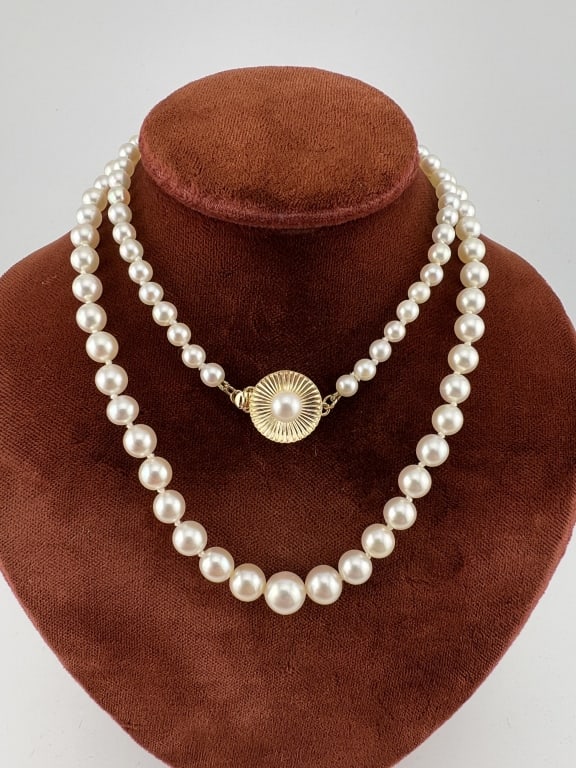 Estate 14kt Yellow Gold & Cultured Pearl Necklace: Estate 14kt Yellow Gold & Cultured Pearl Necklace. Clasp is hallmarked 14kt and set with an additional pearl. Pearls are graduated in size and exhibit a high luster. Measures 20 inches in length. Hand