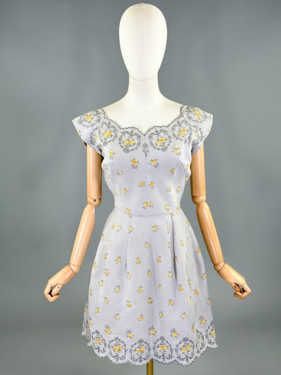 Vintage 1950s Carlye Embroidered Floral Day Dress: Vintage 1950s Carlye Embroidered Floral Day Dress having sweetheart neckline with floral embroidery throughout, crinoline in skirt, with center back zip closure. Labeled Carlye. Measuring 36 inch bust