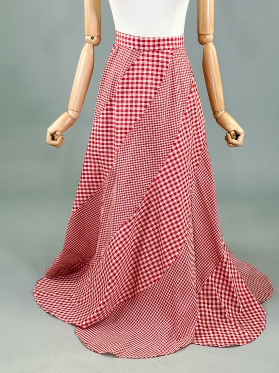 Vintage 1970s Gingham Spiral Picnic Blanket Skirt: Vintage 1970s Gingham Spiral Picnic Blanket Skirt having spiral gingham design with zip closure. Marked size 13/14. Measuring 28 inch waist, 41 inches long.