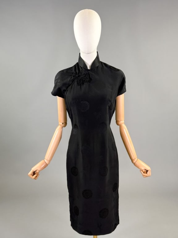 Vintage 1950s Silk Printed Chinese Qipao Dress: Vintage 1950s Silk Printed Chinese Qipao Dress having print throughout with snap and zip closures. Measuring 36 inch bust, 26 inch waist, 39 inches long, 5 inch sleeve length. Light wear as shown.