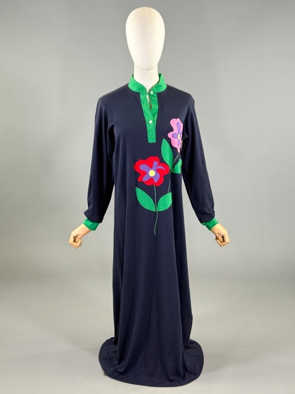 Vintage 1970s Jersey Knit Floral Applique Dress: Vintage 1970s Jersey Knit Floral Applique Dress having mock turtleneck with quarter button closure at neck, applique at front and stretch throughout. Labeled The Tog Shop - marked size S. Measuring 40
