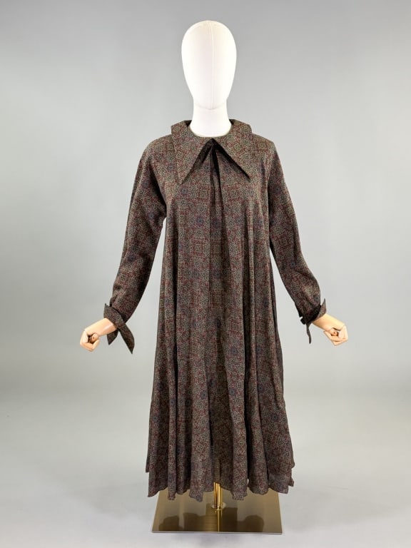 Vintage 1970s Printed Dagger Collar Tent Dress: Vintage 1970s Printed Dagger Collar Tent Dress having exaggerated collar and sleeve cuffs with back neck snap closure. Measuring 34 - 46 inch bust, free waist, 42 inches long, 21 inch sleeve length. L