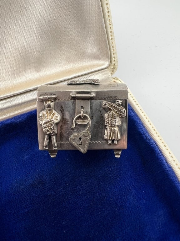 Vintage Silver Treasure Chest w Heart Padlock (1 of 8)