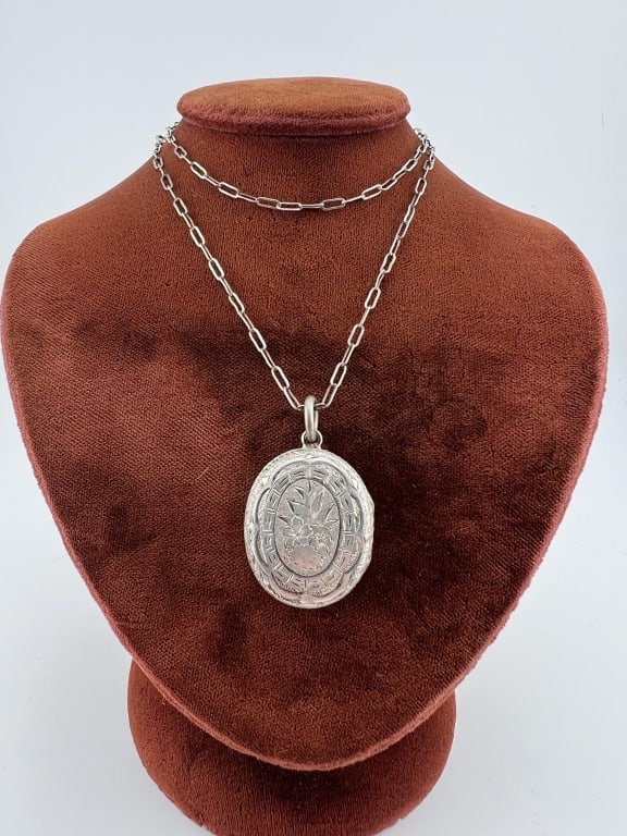 Antique 19th C Sterling Locket on Necklace Chain: Antique 19th C Sterling Locket on Necklace Chain. Antique 19th century Victorian sterling silver locket necklace pendant with chased leaf design on a trombone link sterling silver necklace chain. Clas