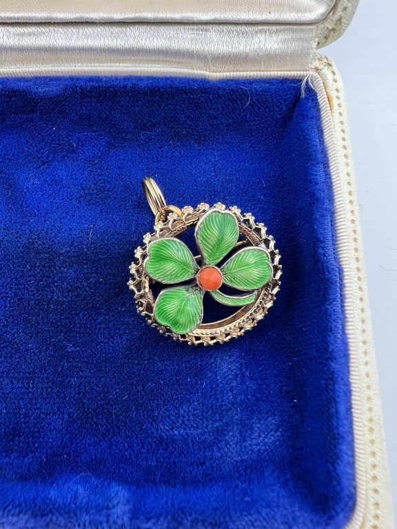 Vintage Enamel Four Leaf Clover Pendant or Brooch: Vintage Enamel Four Leaf Clover Pendant or Brooch. Measures 1 inch in diameter.