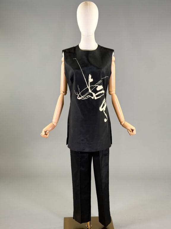 Vintage 1950s Hawaiian Printed Leisure Lounge Set: Vintage 1950s Hawaiian Printed Leisure Lounge Set having sleeveless top that closes down back with buttons and pants that close at back with zip. Labeled Kiyomi of Hawaii - marked size 14. Top measuri