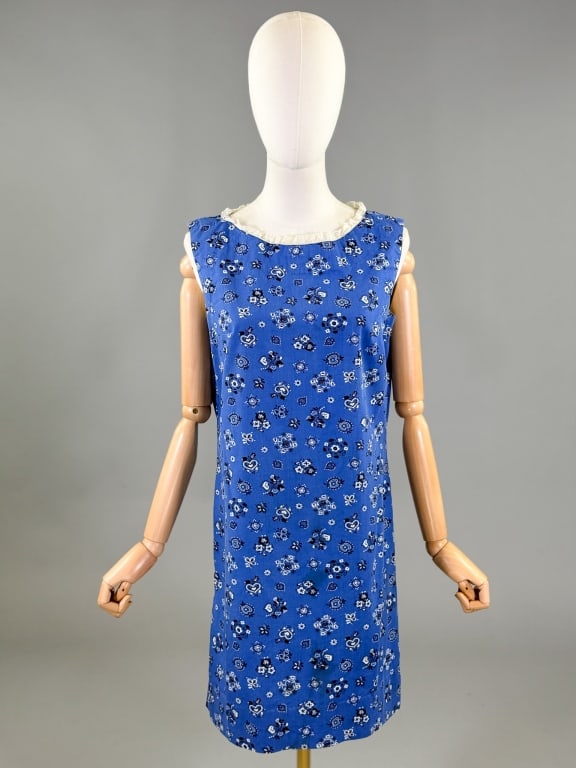 Vintage 1960s Heart Paisley Print Shift Dress: Vintage 1960s Heart Paisley Print Shift Dress having lace trimmed boat neckline with single hook closure at back neck. Measuring 38 inch bust, 36 inch waist, 34 inches long. General wear and spot at f