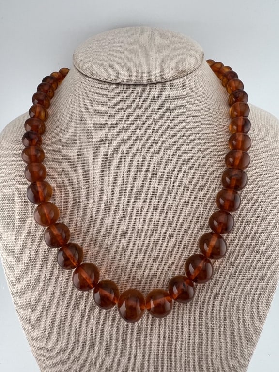 Estate Vintage Graduated Amber Bead Necklace: Estate Vintage Graduated Amber Bead Necklace Strand. Having graduated size beads, amber carved twist clasp. Weighs approximately 42 grams. Measures just over 20 inches in length.