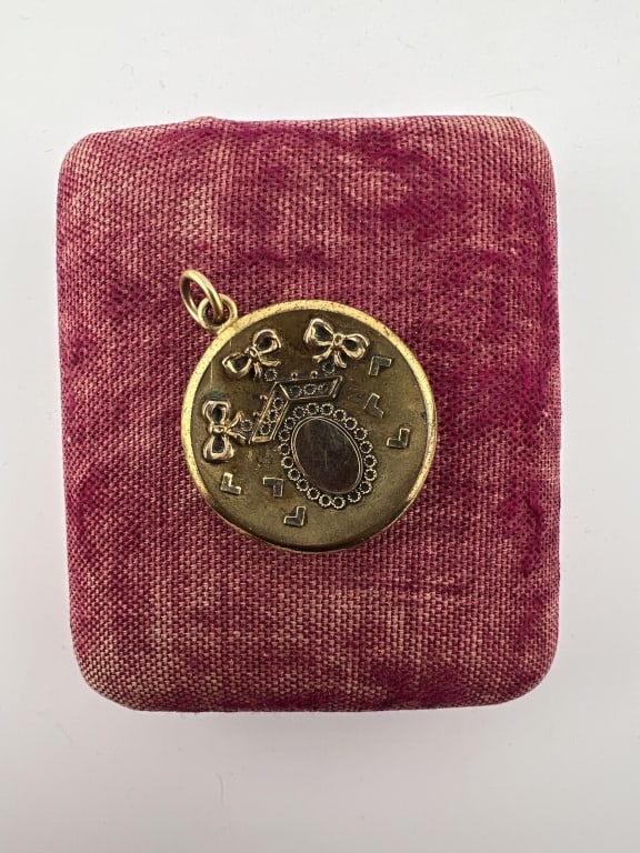 Antique Gold Fill Locket Pendant w 10kt Gold Panel: Antique Gold Filled Locket Necklace Pendant w 10kt Gold Panel. Design with bows. Measures 1.5 inches in length. Interior marked JJS. Accent plaque at center tests for 10kt.