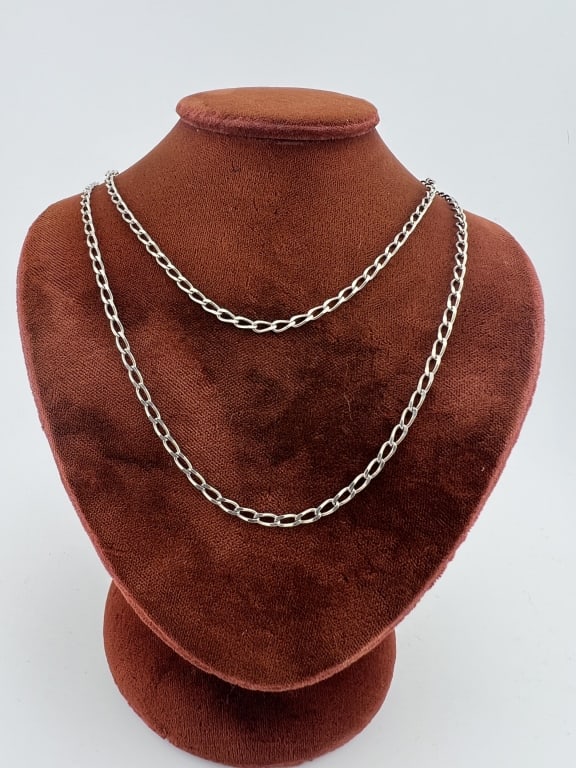 Vintage Italian Sterling Silver Necklace Chain: Vintage Italian Sterling Silver Necklace Chain. Stamped ITALY and 925 on either side of the clasp. Measures nearly 28 inches in length.