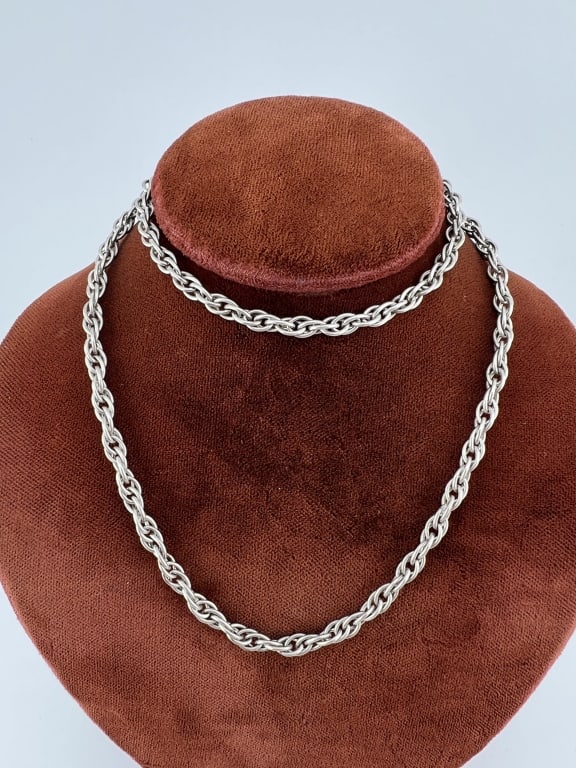 Vintage Sterling Silver Rope Twist Necklace Chain: Vintage Sterling Silver Rope Twist Necklace Chain. Clasp is hallmarked 925. Measures 18.5 inches in length.