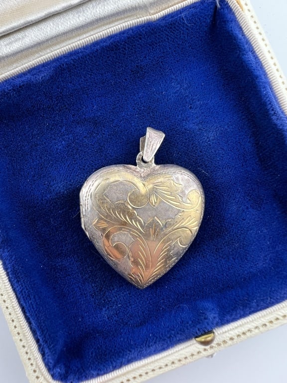 Vintage Sterling Silver Heart Form Locket Pendant: Vintage Sterling Silver Heart Form Locket Necklace Pendant w Chased Scrollwork Design. Interior is hallmarked 925. Measures 1.75 inches in length.