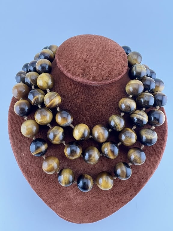 Estate Hand Knotted Tiger's Eye Beaded Necklace: Estate Hand Knotted Tiger's Eye Beaded Necklace. Hand knotted on silk thread. Set with approximately 12mm beads and measures approximately 36 inches in length.
