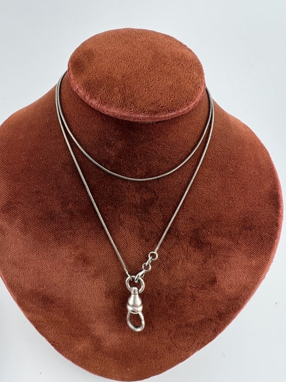 Vintage Sterling Silver Necklace Chain w Dog Clip: Vintage Sterling Silver Necklace Chain w Dog Clip for Pendant / Charms. Hallmarked. Chain measures 18 inches in length.