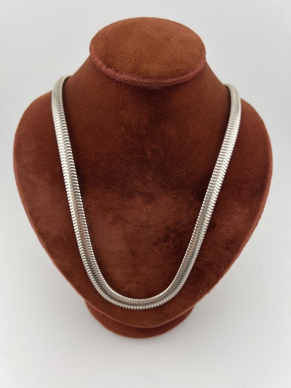 Vintage Sterling Silver Articulated Necklace Chain: Vintage Sterling Silver Articulated Necklace Chain. Hallmarked. Measures 18 inches in length.