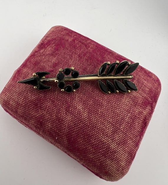 Antique 19th C Victorian Gold & Onyx Arrow Brooch: Antique 19th C Victorian Gold & Onyx Arrow Brooch. Elements acid test for 10kt gold, may be gold filled? Measures 2.5 inches in length.