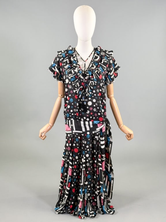 Vintage 1980s Diane Freis Printed Skirt Set: Vintage 1980s Diane Freis Printed Skirt Set having blouse with ruffled neckline and short pleated sleeves, skirt with elastic waist and ruffled pleated godets. Labeled Diane Freis Original. Blouse mea