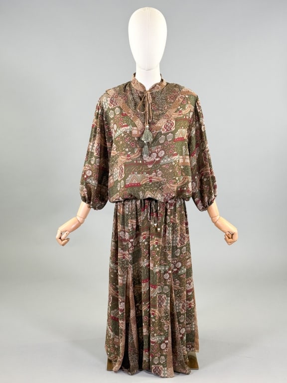 Vintage 1980s Diane Freis Printed Skirt Set: Vintage 1980s Diane Freis Printed Skirt Set having blouse with tie neckline and bishop sleeves, skirt with elastic waist and godets. Labeled Diane Freis. Blouse measuring 42 inch bust, adjustable wais