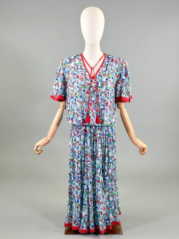 Vintage 1980s Diane Freis Printed Skirt Set: Vintage 1980s Diane Freis Printed Skirt Set having blouse with v-neckline and carwash fluttered sleeves, skirt with elastic waist and carwash hem, both sequined and beaded throughout. Labeled Diane Fr