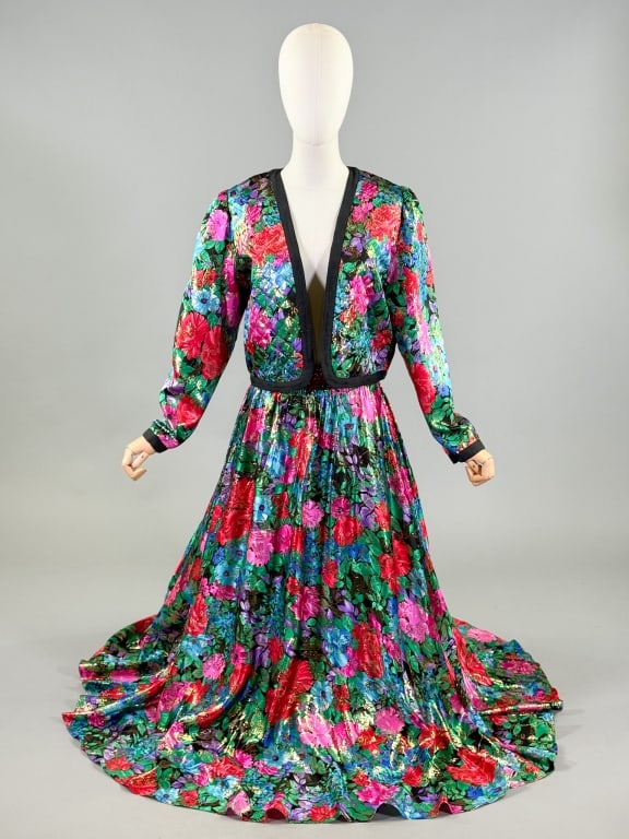 Vintage 1980s Diane Freis Silk Floral Skirt Set: Vintage 1980s Diane Freis Silk Floral Skirt Set having jacket with ope front and quilting details and skirt with elastic waist and crinoline inside. Labeled Diane Freis Original. Jacket measuring free