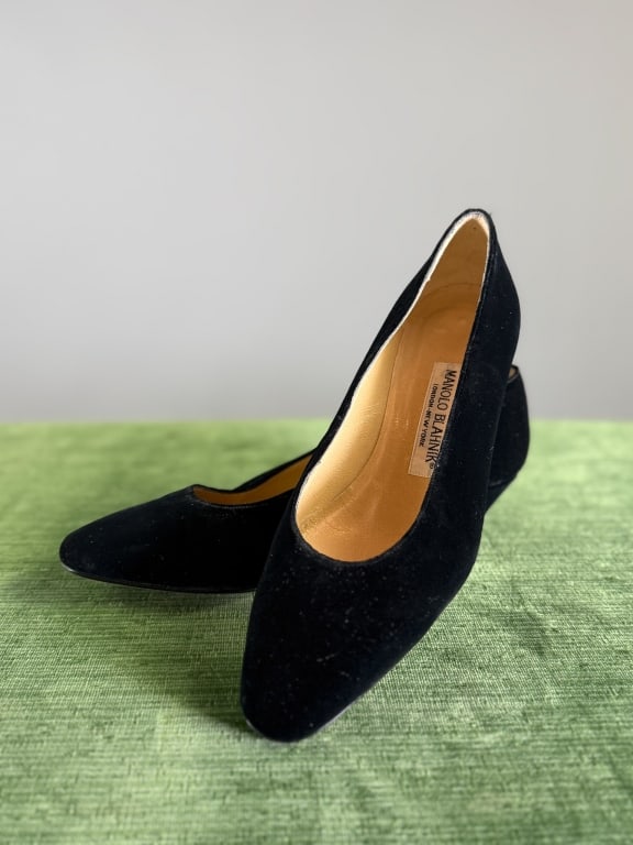 Vintage Manolo Blahnik Black Velvet Pumps Heels (1 of 6)