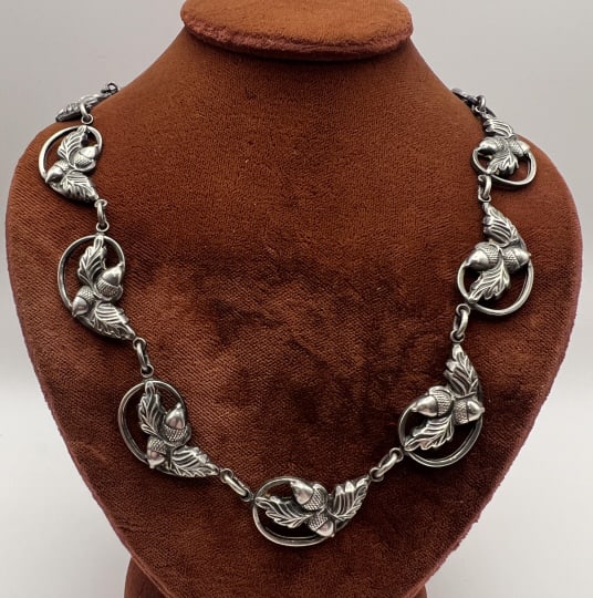 Vintage Sterling Silver Acorn & Oak Leaf Necklace: Vintage Sterling Silver Acorn & Oak Leaf Motif Necklace. Hallmarked. Articulated panel necklace. Measures 15.5 inches in length. Weighs approximately 28.5 grams.