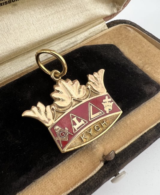 Antique 19th C Gold Filled Masonic Crown Pendant: Antique 19th C Gold Filled Masonic Crown Pendant. With red enamel decoration. Signed and hallmarked on the back. Measures 1.5 inches in length.
