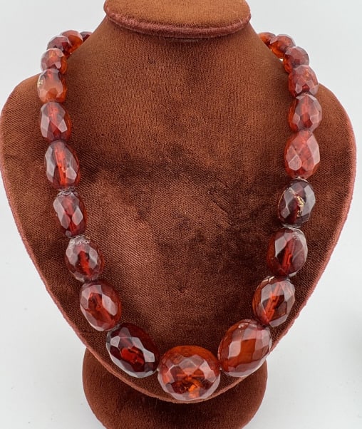 Estate Faceted Amber Graduated Bead Necklace: Estate Faceted Amber Graduated Bead Necklace Strand w Silver Filigree Navette Clasp. Largest bead measures .75 of an inch in length. Necklace overall measures 17 inches in length.