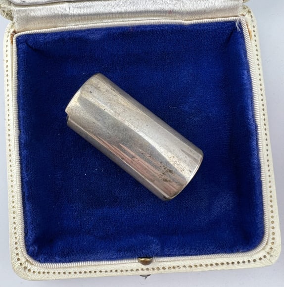 Antique Tiffany & Co Makers Sterling Coin Holder: Antique Tiffany & Co Makers Sterling Coin Holder. Signed Tiffany & Co Makers Sterling on the bottom. Measures just under 1.75 inches in length. Weighs approximately 25.8 grams inclusive.