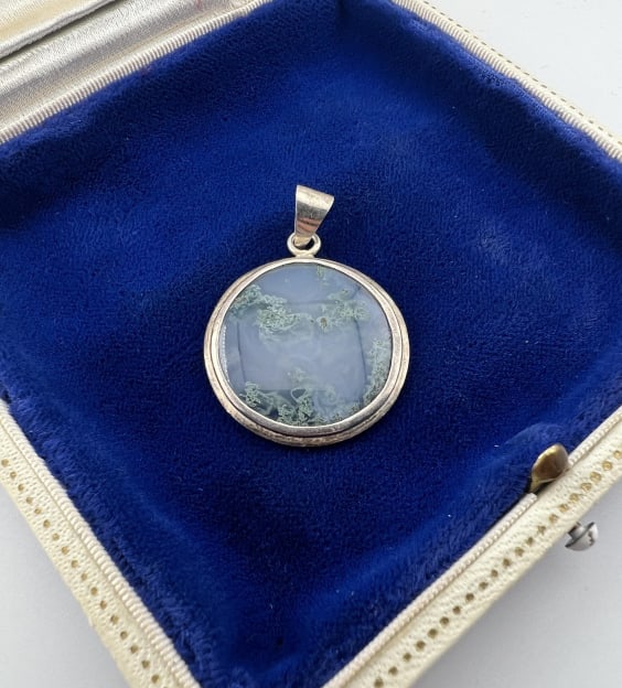 Estate Sterling Silver Moss Agate Necklace Pendant: Estate Sterling Silver Moss Agate Necklace Pendant Vintage necklace pendant with bezel set moss agate specimen. Acid test for sterling silver. Measures just under 1.5 inches in length.
