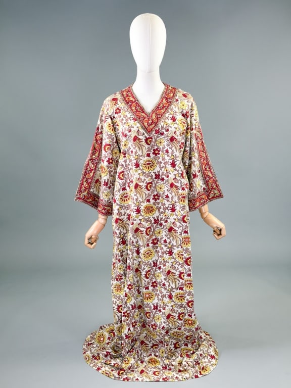 Vintage 1970s Saks Fifth Avenue Block Print Dress: Vintage 1970s Saks Fifth Avenue Block Print Dress having v-neckline with mirrored details throughout, center back zip closure, and block print throughout. Labeled Saks Fifth Avenue. Measuring 42 inch 