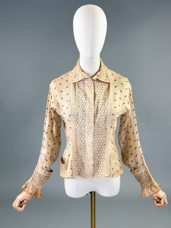 Antique Victorian 1880s Cotton Calico Print Blouse: Antique Victorian 1880s Cotton Calico Knot Print Blouse Top having print throughout with eyelet lace details down front, closing with MOP mother of pearl buttons. Measuring 36 inch bust, 30 inch waist