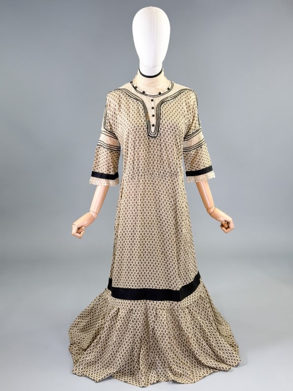 Antique Edwardian 1900s Printed Cotton Lace Dress: Antique Edwardian 1900s Printed Cotton Lace Dress having lace details at neck, down front and at sleeves with center back button closure. Measuring 36 inch bust, 34 inch waist, 51 inches long, 14 inch