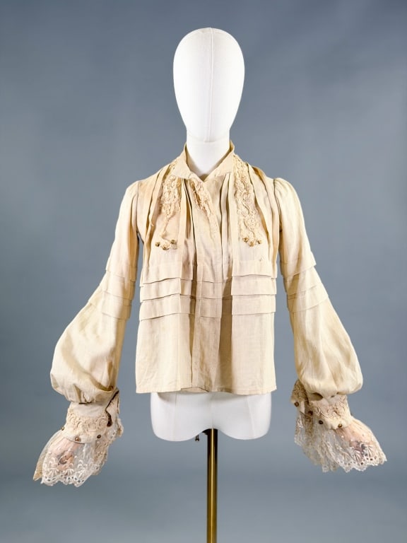 Antique Edwardian 1900s Linen Lace Blouse Top: Antique Edwardian 1900s Linen Lace Blouse Top having Mandarin collar with non-functional milk glass buttons at front, lace details throughout with ruffled sleeve cuffs and pleating through body. Measu
