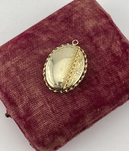 Antique 10kt Yellow Gold Chased Locket Pendant (1 of 6)