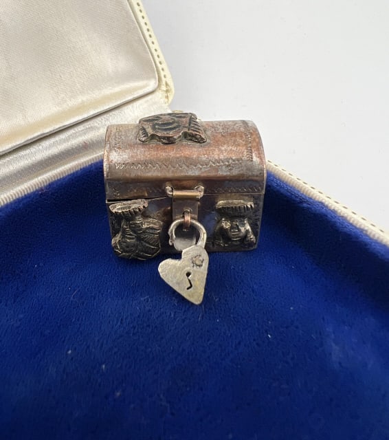 Vintage Miniature Silver Chest w Working Padlock (1 of 5)