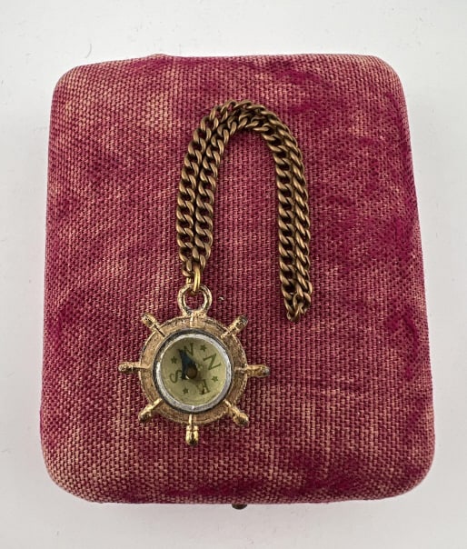 Antique Gold Tone Working Compass Pendant (1 of 5)