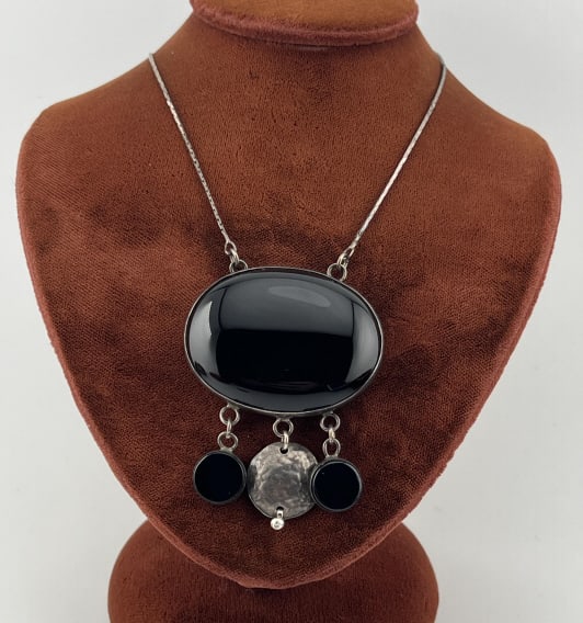 Vintage Italian Sterling Silver & Onyx Necklace: Vintage Italian Sterling Silver & Onyx Necklace. Hallmarked Italy and 925 on the clasp. Set with a large black onyx cabochon with three drops. Measures 19 inches in length.