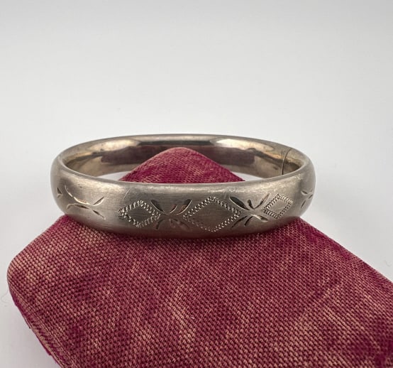 Vintage Sterling Silver Hinged Bangle Bracelet (1 of 6)