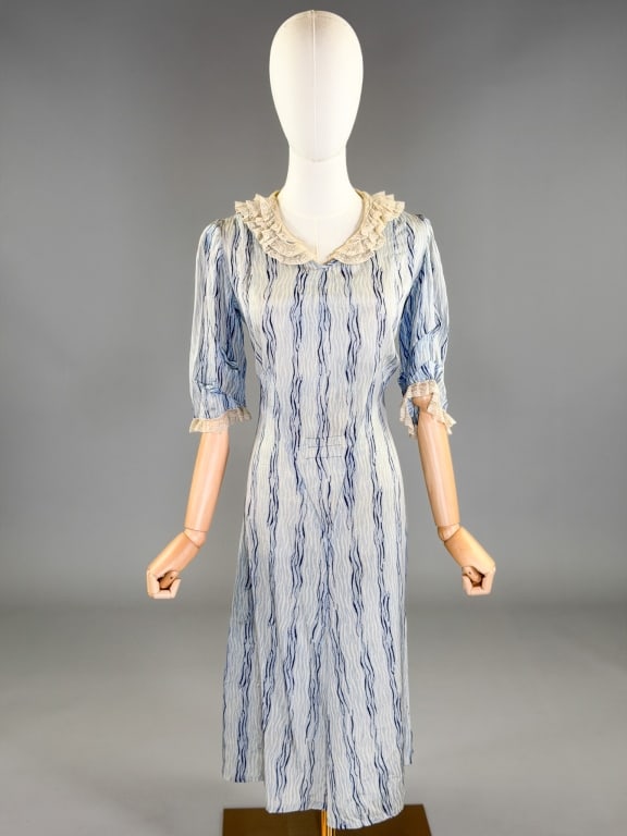 Vintage 1930s Patterned Silk Lace Trim Day Dress: Vintage 1930s Patterned Silk Lace Trim Day Dress having lace trim at collar and sleeve cuffs with Deco seaming throughout, no closures slides over head. Measuring 40 inch bust, 38 inch waist, 43 inche