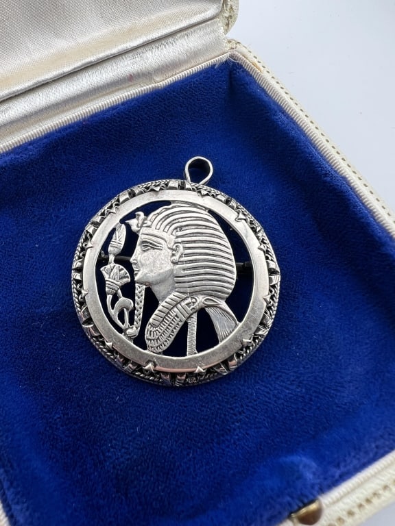 Vintage Egyptian Silver Necklace Pendant or Brooch: Vintage Egyptian Silver Necklace Pendant or Brooch. Hallmarked on the back. Measures 1.5 inches in diameter.