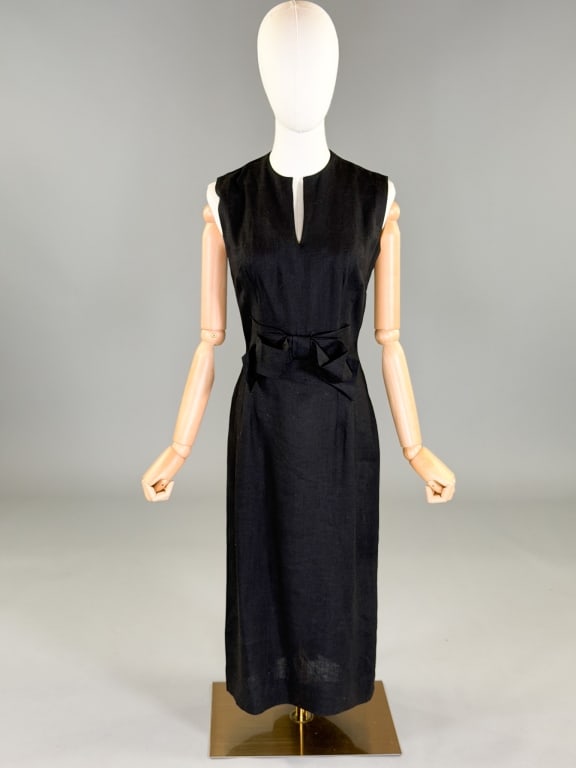Vintage 1950s Stacey Ames Linen Wiggle Dress: Vintage 1950s Stacey Ames Linen Wiggle Dress having bow front detail and back zip closure. Measuring 36 inch bust, 28 waist, 44 inches long.