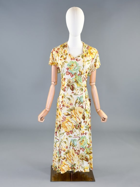 Vintage 1940s Rayon Floral Knit Day Dress: Vintage 1940s Rayon Floral Knit Day Dress having side zip closure and two front non functional pockets. Measuring 32-42 inch bust, 30-36 inch waist, 46 inches long, 6 inch sleeve length. General wear 